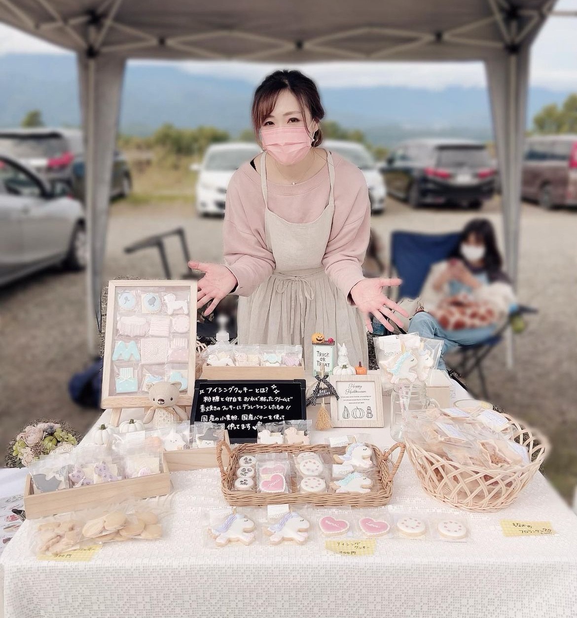 マルシェでアイシングクッキーを販売する講師の秋山あきこ